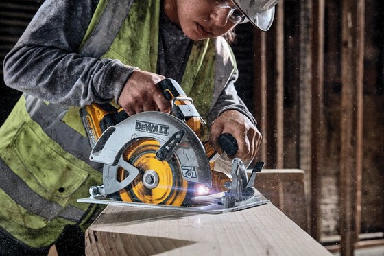 DEWALT DCS573H2T-GB 18v POWERSTACK BRUSHLESS CIRCULAR SAW 2 x 5.0ah LI-ION BATTERIES