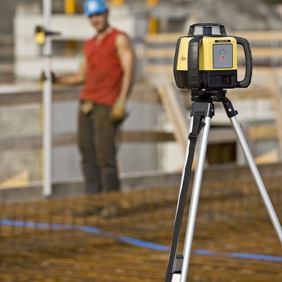 LEICA RUGBY 610 ROTATING LASER LEVEL ALKALINE KIT INCLUDES RE120 RECEIVER, TRIPOD & STAFF