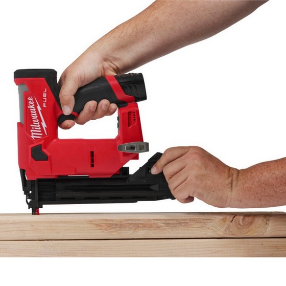 MILWAUKEE M12FCN18GS-202X 18GA STRAIGHT NAILER 2X 2ah BATTERIES
