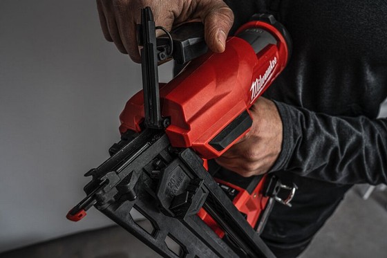 MILWAUKEE M18FN16GA-0X 18V BRUSHLESS 16 GAUGE ANGLED FINISH NAILER (BODY ONLY) (SUPPLIED IN CARRY CASE)